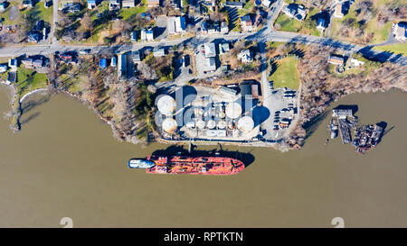 Barge in Peckham Industries Inc., die Erdölraffination, Athen, New York, USA laden Stockfoto