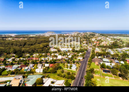 Luftaufnahme über lokale regionale Stadt Coffs Harbour auf Australischen mittleren Nordküste von NSW in Richtung Pazifik Waterfront über lokalen Vororte, Straße Stockfoto