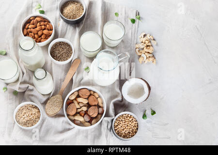 Vegan nicht Tagebuch Milch. Alternative Arten von Milch. Veganes essen Konzept. Ansicht von oben mit der Kopie Raum Stockfoto