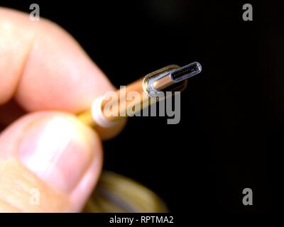 Aufnahme einer USB-Typ-C-Verbindung auf einem isolierten Hintergrund hautnah Stockfoto