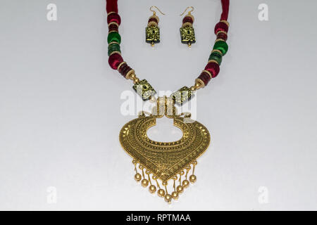 Hausgemachten indischen Künstliche designer Seide Kopf Kette oder Maang Tikka oder Klassisches Armband mit Ohrringe Sammlung. Mehrfarbige Mode Schmuck Stockfoto