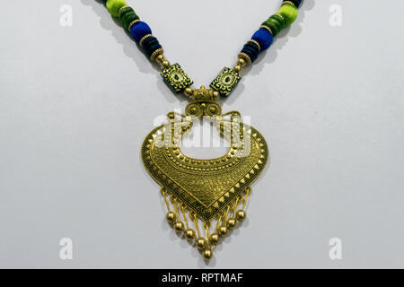Hausgemachten indischen Künstliche designer Seide Kopf Kette oder Armband Maang Tikka oder Classic Collection. Mehrfarbige Mode Schmuck oder einfach Handwerk Stockfoto