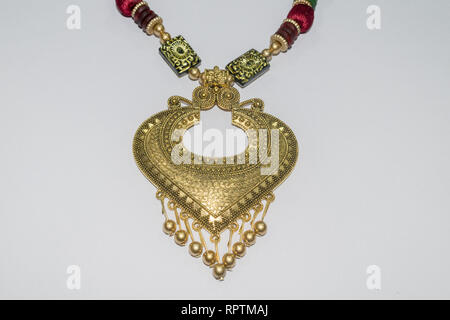 Hausgemachten indischen Künstliche designer Seide Kopf Kette oder Armband Maang Tikka oder Classic Collection. Mehrfarbige Mode Schmuck oder einfach Handwerk Stockfoto