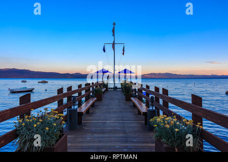 Carnelian Bay, Kalifornien, USA - 18. Juli 2015: szenische Sicht auf Lake Tahoe bei Sonnenuntergang von einem alten hölzernen Pier im Gar Woods Lake Tahoe Restaurant Stockfoto