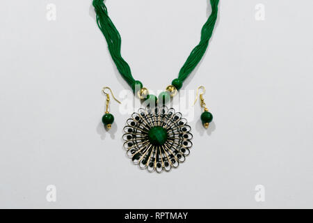 Hausgemachten indischen Künstliche designer Seide Kopf Kette oder Maang Tikka oder Klassisches Armband mit Ohrringe Sammlung. Mehrfarbige Mode Schmuck Stockfoto