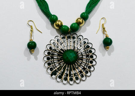 Hausgemachten indischen Künstliche designer Seide Kopf Kette oder Maang Tikka oder Klassisches Armband mit Ohrringe Sammlung. Mehrfarbige Mode Schmuck Stockfoto