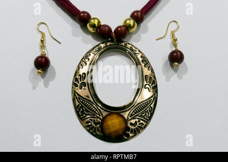 Hausgemachten indischen Künstliche designer Seide Kopf Kette oder Maang Tikka oder Klassisches Armband mit Ohrringe Sammlung. Mehrfarbige Mode Schmuck Stockfoto