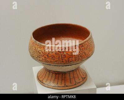 Copa con y decoración esquemática geométrica. Cerámica pintada. Estilo Mixteca-Puebla. Período Postclásico Tardío (1350-1500 d. C.). México. Museo de América. Madrid. España. Stockfoto