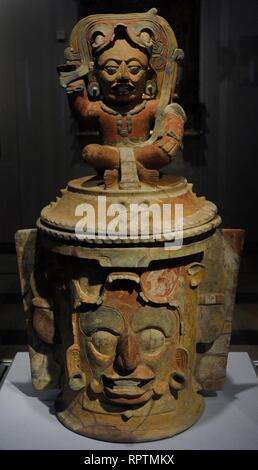 Urna funeraria con representación Del Dios solar Kinich Ahau y la Imagen del difunto en la Tapa. Cerámica pintada. Cultura Maya, Período Clásico Tardío (600-900 d. C.). Mesoamérica, Gebiet Maya. Museo de América. Madrid. España. Stockfoto