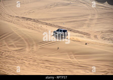 Um Rosa Rock, Sharjah, Vereinigte Arabische Emirate, 22. Februar 2019, Off-roading ist eine der größten Attraktionen in Vereinigte Arabische Emirate und Rosa Rock ist Stockfoto