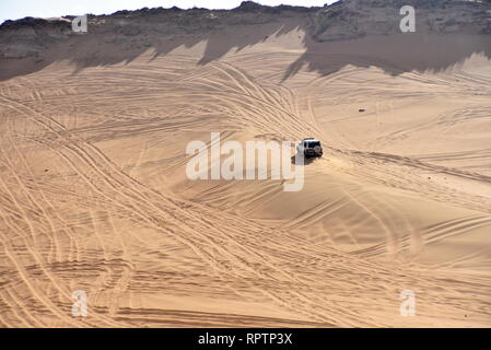 Um Rosa Rock, Sharjah, Vereinigte Arabische Emirate, 22. Februar 2019, Off-roading ist eine der größten Attraktionen in Vereinigte Arabische Emirate und Rosa Rock ist Stockfoto