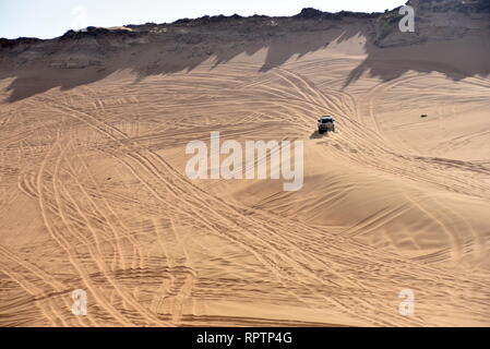 Um Rosa Rock, Sharjah, Vereinigte Arabische Emirate, 22. Februar 2019, Off-roading ist eine der größten Attraktionen in Vereinigte Arabische Emirate und Rosa Rock ist Stockfoto