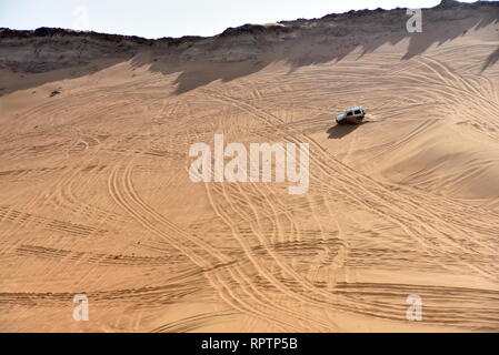 Um Rosa Rock, Sharjah, Vereinigte Arabische Emirate, 22. Februar 2019, Off-roading ist eine der größten Attraktionen in Vereinigte Arabische Emirate und Rosa Rock ist Stockfoto