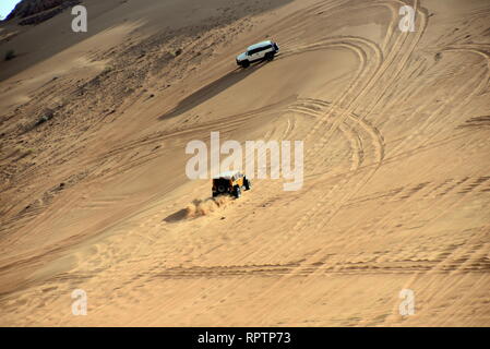 Um Rosa Rock, Sharjah, Vereinigte Arabische Emirate, 22. Februar 2019, Off-roading ist eine der größten Attraktionen in Vereinigte Arabische Emirate und Rosa Rock ist Stockfoto