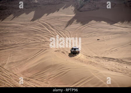 Um Rosa Rock, Sharjah, Vereinigte Arabische Emirate, 22. Februar 2019, Off-roading ist eine der größten Attraktionen in Vereinigte Arabische Emirate und Rosa Rock ist Stockfoto