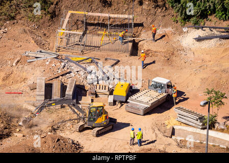 Baustelle Arbeitnehmer mit Maschinen - Antenne - Ansicht von oben. Stockfoto