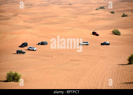 Um Rosa Rock, Sharjah, Vereinigte Arabische Emirate, 22. Februar 2019, Off-roading ist eine der größten Attraktionen in Vereinigte Arabische Emirate und Rosa Rock ist Stockfoto