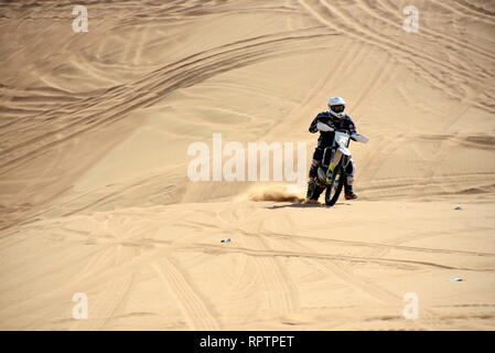 Um Rosa Rock, Sharjah, Vereinigte Arabische Emirate, 22. Februar 2019, Off-roading ist eine der größten Attraktionen in Vereinigte Arabische Emirate und Rosa Rock ist Stockfoto