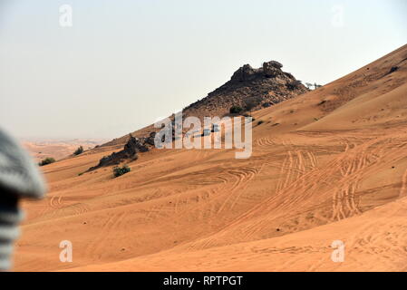 Um Rosa Rock, Sharjah, Vereinigte Arabische Emirate, 22. Februar 2019, Off-roading ist eine der größten Attraktionen in Vereinigte Arabische Emirate und Rosa Rock ist Stockfoto