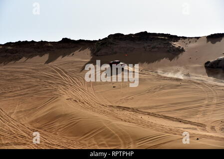 Um Rosa Rock, Sharjah, Vereinigte Arabische Emirate, 22. Februar 2019, Off-roading ist eine der größten Attraktionen in Vereinigte Arabische Emirate und Rosa Rock ist Stockfoto