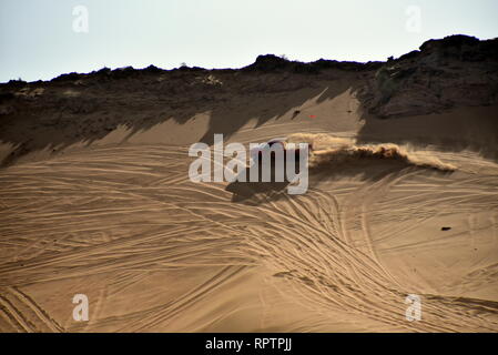 Um Rosa Rock, Sharjah, Vereinigte Arabische Emirate, 22. Februar 2019, Off-roading ist eine der größten Attraktionen in Vereinigte Arabische Emirate und Rosa Rock ist Stockfoto