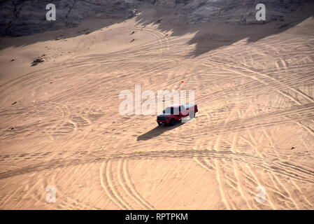 Um Rosa Rock, Sharjah, Vereinigte Arabische Emirate, 22. Februar 2019, Off-roading ist eine der größten Attraktionen in Vereinigte Arabische Emirate und Rosa Rock ist Stockfoto