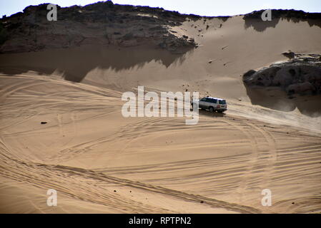 Um Rosa Rock, Sharjah, Vereinigte Arabische Emirate, 22. Februar 2019, Off-roading ist eine der größten Attraktionen in Vereinigte Arabische Emirate und Rosa Rock ist Stockfoto