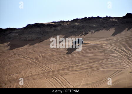 Um Rosa Rock, Sharjah, Vereinigte Arabische Emirate, 22. Februar 2019, Off-roading ist eine der größten Attraktionen in Vereinigte Arabische Emirate und Rosa Rock ist Stockfoto