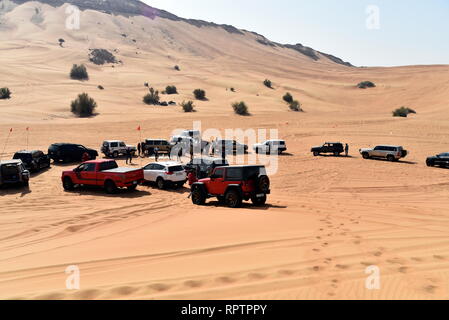 Um Rosa Rock, Sharjah, Vereinigte Arabische Emirate, 22. Februar 2019, Off-roading ist eine der größten Attraktionen in Vereinigte Arabische Emirate und Rosa Rock ist Stockfoto