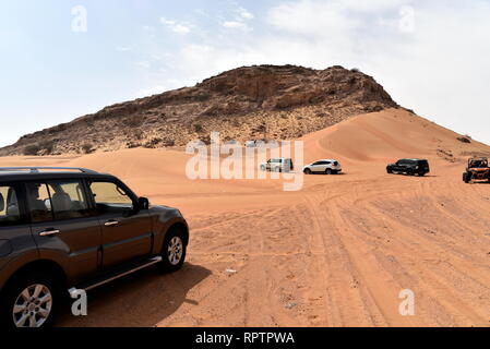 Um Rosa Rock, Sharjah, Vereinigte Arabische Emirate, 22. Februar 2019, Off-roading ist eine der größten Attraktionen in Vereinigte Arabische Emirate und Rosa Rock ist Stockfoto
