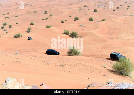 Um Rosa Rock, Sharjah, Vereinigte Arabische Emirate, 22. Februar 2019, Off-roading ist eine der größten Attraktionen in Vereinigte Arabische Emirate und Rosa Rock ist Stockfoto