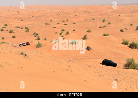 Um Rosa Rock, Sharjah, Vereinigte Arabische Emirate, 22. Februar 2019, Off-roading ist eine der größten Attraktionen in Vereinigte Arabische Emirate und Rosa Rock ist Stockfoto