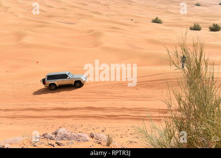 Um Rosa Rock, Sharjah, Vereinigte Arabische Emirate, 22. Februar 2019, Off-roading ist eine der größten Attraktionen in Vereinigte Arabische Emirate und Rosa Rock ist Stockfoto