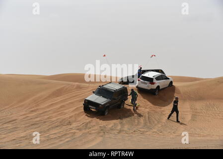 Um Rosa Rock, Sharjah, Vereinigte Arabische Emirate, 22. Februar 2019, Off-roading ist eine der größten Attraktionen in Vereinigte Arabische Emirate und Rosa Rock ist Stockfoto