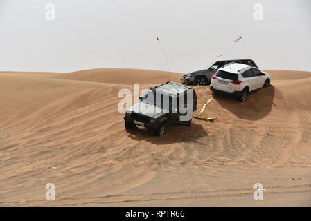 Um Rosa Rock, Sharjah, Vereinigte Arabische Emirate, 22. Februar 2019, Off-roading ist eine der größten Attraktionen in Vereinigte Arabische Emirate und Rosa Rock ist Stockfoto