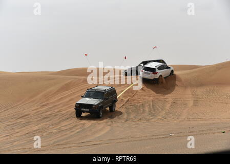 Um Rosa Rock, Sharjah, Vereinigte Arabische Emirate, 22. Februar 2019, Off-roading ist eine der größten Attraktionen in Vereinigte Arabische Emirate und Rosa Rock ist Stockfoto
