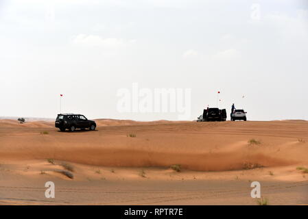 Um Rosa Rock, Sharjah, Vereinigte Arabische Emirate, 22. Februar 2019, Off-roading ist eine der größten Attraktionen in Vereinigte Arabische Emirate und Rosa Rock ist Stockfoto