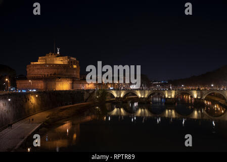 Rom Italien. Schöne Aussicht auf das Castel Sant'Angelo und der Brücke bei Nacht mit Reflexionen über den Tiber. Stockfoto