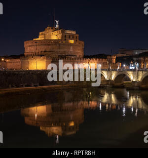 Rom Italien. Schöne Aussicht auf das Castel Sant'Angelo und der Brücke bei Nacht mit Reflexionen über den Tiber. Stockfoto