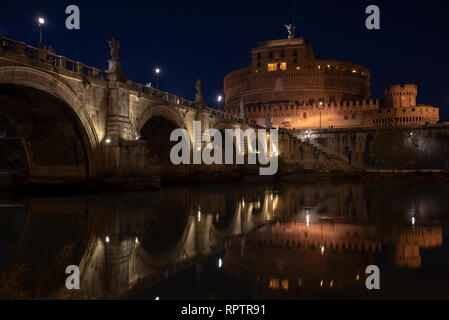 Schöne Aussicht auf das Castel Sant'Angelo und der Brücke bei Nacht mit Reflexionen über den Tiber. Rom Italien Stockfoto