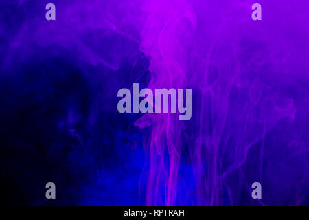 Rauch bunten Hintergrund. Neon Farben Explosion. Blau Rosa Rauch fliesst. Stockfoto
