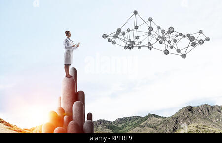 Junge Frau Doktor mit Ordner in die Hände Arbeit im Stehen auf Stein Spalte. 3D-Rendering Stockfoto