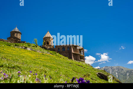 Blick auf die Trinity Church - Tsminda Gergeti Sameba - Kirche der Heiligen Dreifaltigkeit in der Nähe des Dorfes Gergeti in Georgien durch den Berg Kazbegi Stockfoto