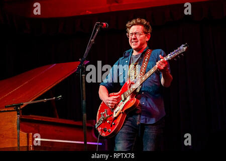 Kanadische Sänger, Songwriter, Gitarrist, Danny Michel, Leistung, Rogue Folk Club, Vancouver, British Columbia, Kanada Stockfoto