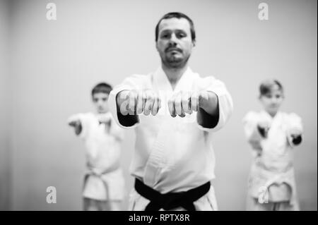 Kinder im Kimono beginnen Ausbildung auf Aikido Stockfoto