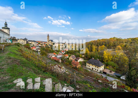 Blick auf den historischen Teil der Stadt von der Terrasse (Barborska) am Abend strahlen auf den Sonnenuntergang. Kutna Hora. Der Tschechischen Republik. Stockfoto