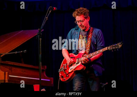 Kanadische Sänger, Songwriter, Gitarrist, Danny Michel, Leistung, Rogue Folk Club, Vancouver, British Columbia, Kanada Stockfoto