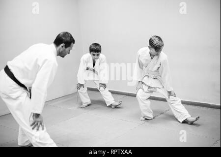 Kinder im Kimono beginnen Ausbildung auf Aikido Stockfoto