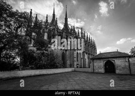 St. Barbara Kirche und Leib Christi Kapelle (rechts). Kutna Hora. Der Tschechischen Republik. Bklack und Weiß. Stockfoto