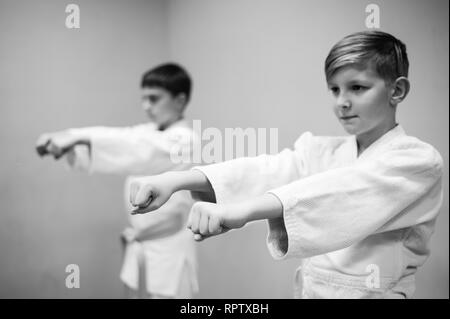 Kinder im Kimono beginnen Ausbildung auf Aikido Stockfoto